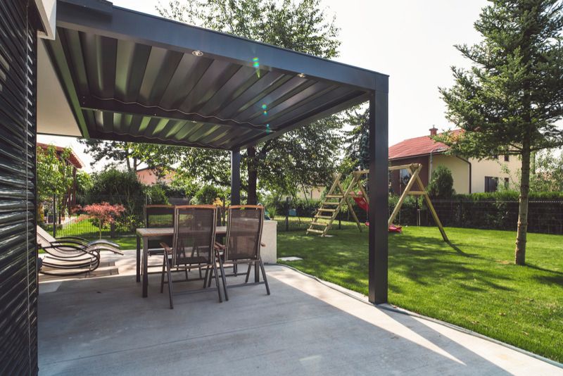 patio with a rooof and floor made with concrete
